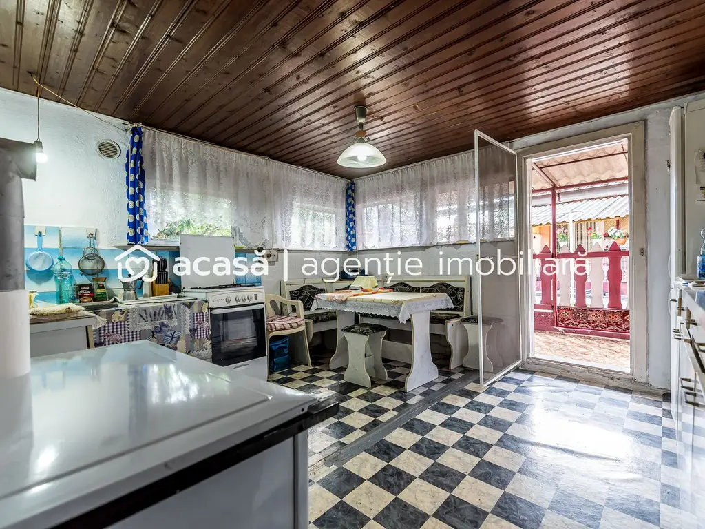 Casa 3 camere, bucatarie si baie, in zona centrala din Chisineu-Cris