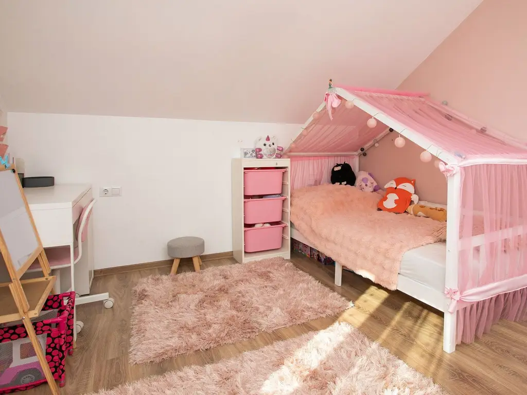 Vilă P+M, Clujului, 190 mp, teren 520 mp, singur în curte. 225 000 E