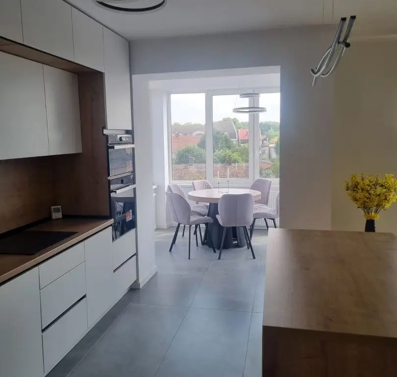 BRASADAS vinde ap 3 cam 4/4 CENTRAL 110mp RENOVAT cu garaj.