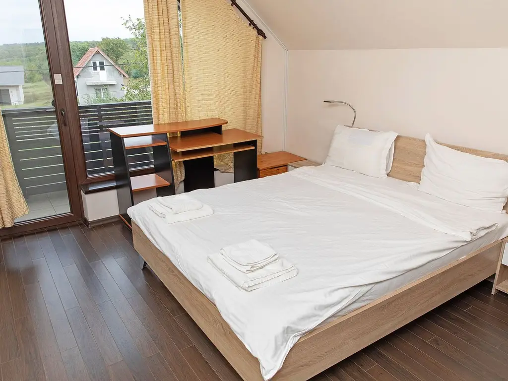 Vilă 5 dormitoare, 4 băi, 2 248mp teren, piscină. Preț: 229 000 E.