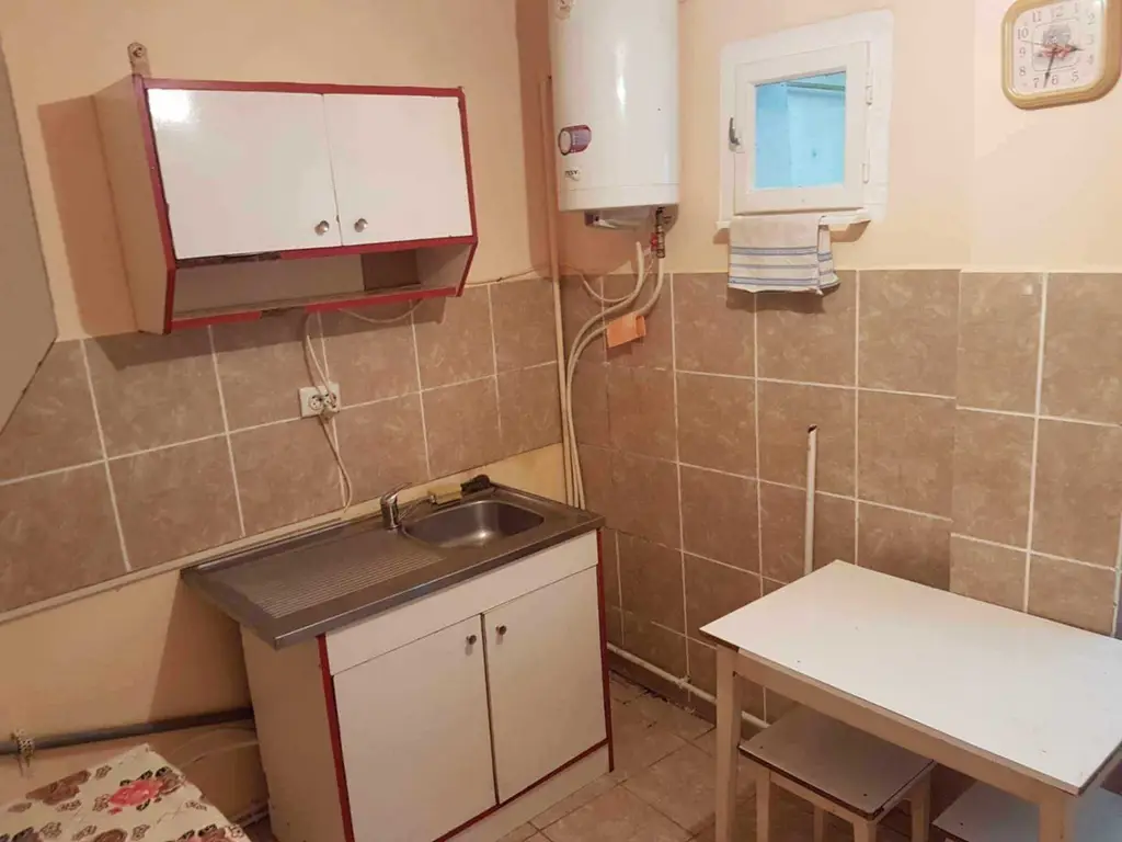 BRASADAS vinde Garsoniera pe Ostrovului la PARTER.