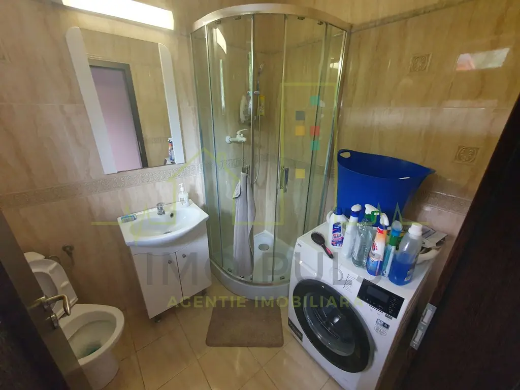 Casa + 5 apartamente + spatiu de inchiriat + parcari. Pretabil locuit + afacere
