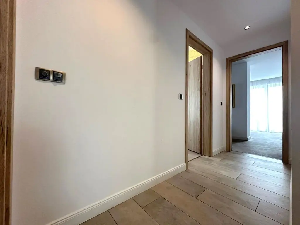 Inchiriem penthouse LUX 4 camere cu terasa de 122 mp zona Coresi
