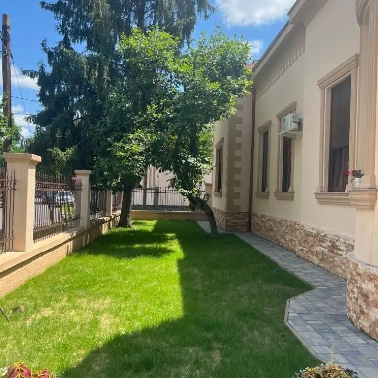BRASADAS vinde casa cu 3 dormitoare in zona Titulescu.