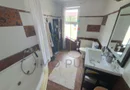 Casa + 5 apartamente + spatiu de inchiriat + parcari. Pretabil locuit + afacere