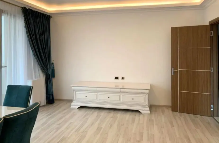 Vând apartament 3 camere 3 minute de Coresi complex ISARAN