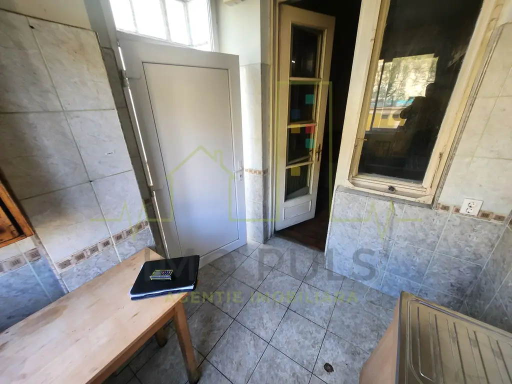 Ultracentral. Parter inalt. Intrare separata. Teren 403 mp in proprietate.