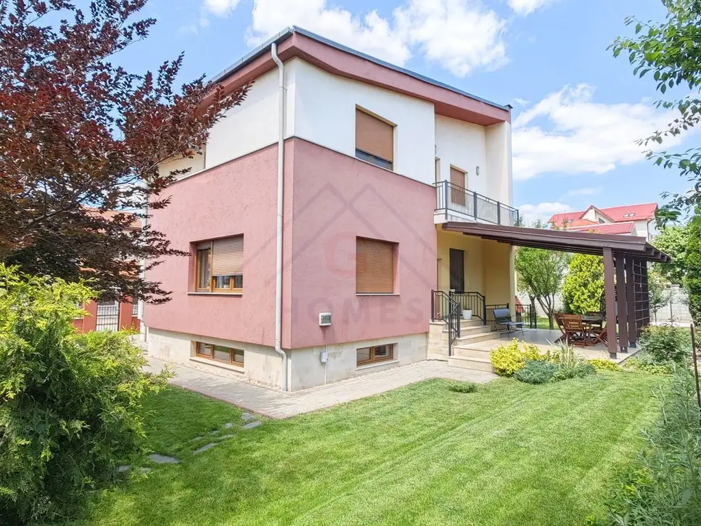 Casa mare. Posibil si clinica, camin batrani, invatamant, sediu firma.