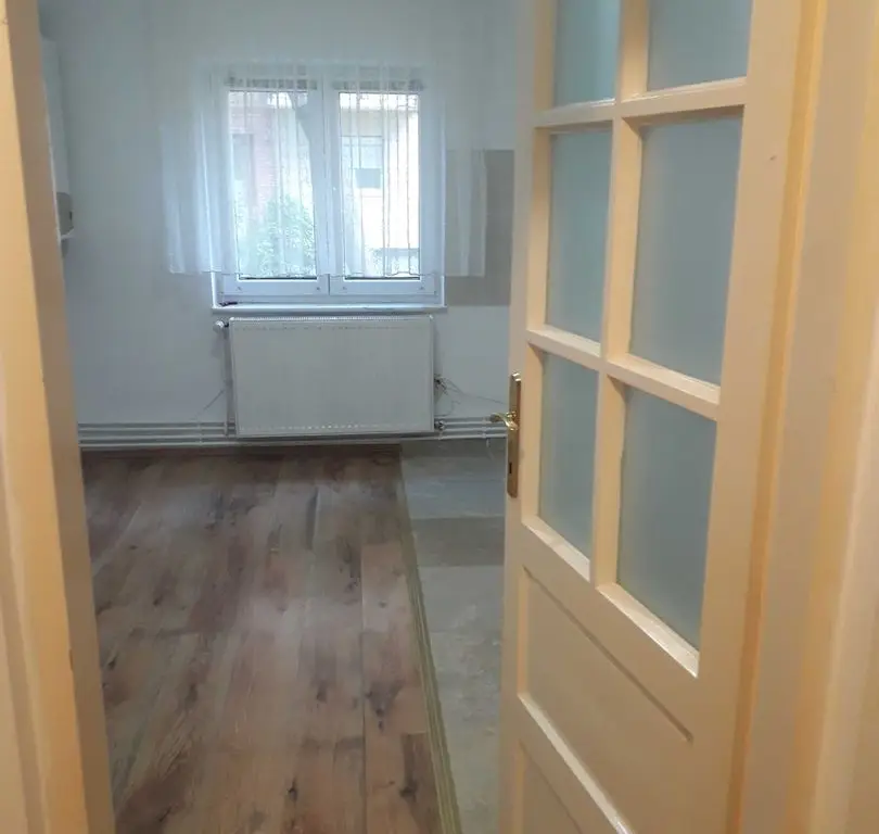 Vând apartament 3 camere , micro 17, destinație spțiu comercial