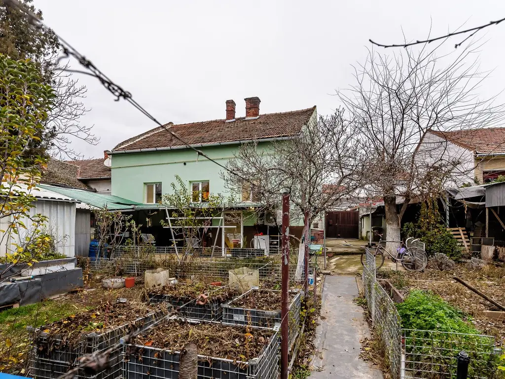 Casă în zonă liniștită, lângă Malul Mureșului cu 750 mp de teren