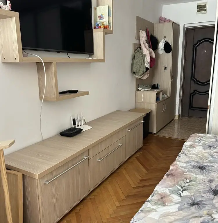 BRASADAS vinde garsoniera pe Ostrovului la etajul 1/4.