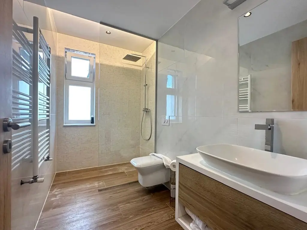 Inchiriem penthouse LUX 4 camere cu terasa de 122 mp zona Coresi
