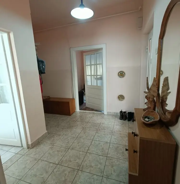 BRASADAS vinde casa 3 cam DUPLEX intrare separată.