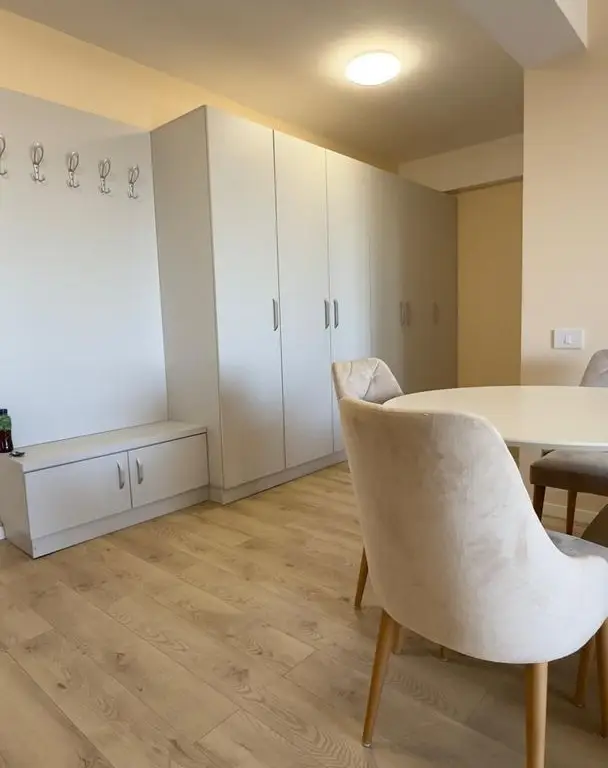 Inchiriez ap 2 camere, mobil utilat modern, loc parcare- 550 euro/luna