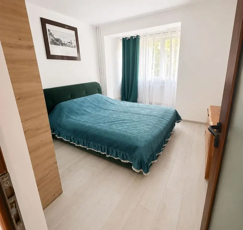 Apartament spațios 3 cam, complet renovat, mobilat – disponibil 01.07.
