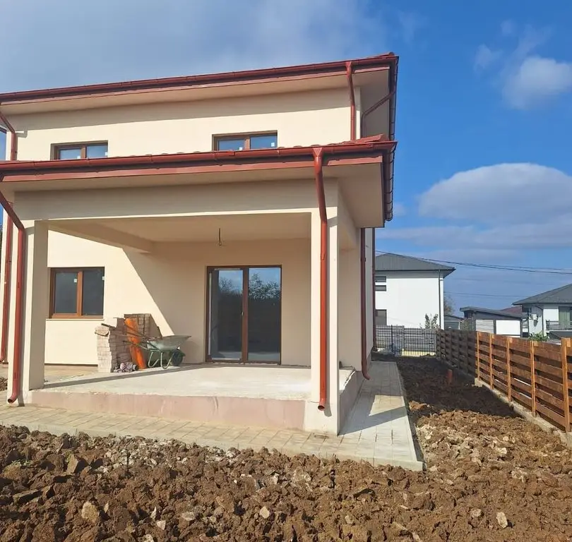 Casa P+E ,140 mp utili,451 mp teren, Hlincea,MUTARE  IMEDIATA.
