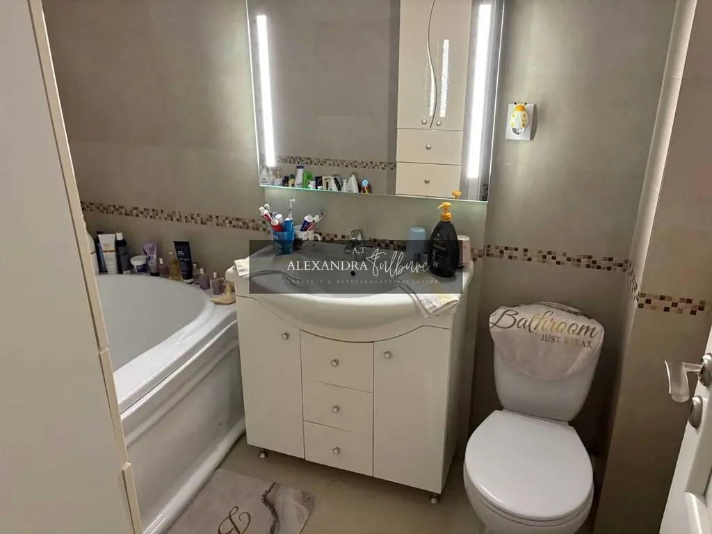 Apartament 3 camere, 2 balcoane, etaj intermediar