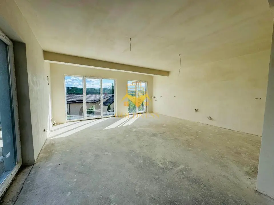 Casă tip duplex de vânzare, 4 camere, suprafață teren 200 mp, Chinteni