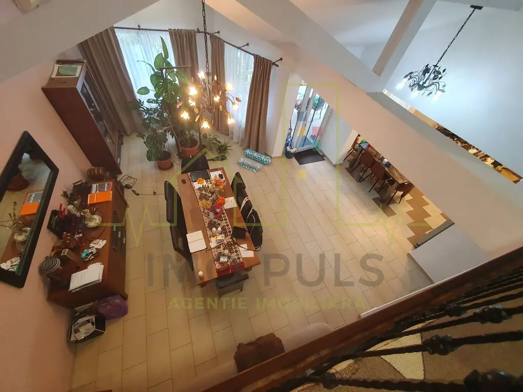 Casa + 5 apartamente + spatiu de inchiriat + parcari. Pretabil locuit + afacere