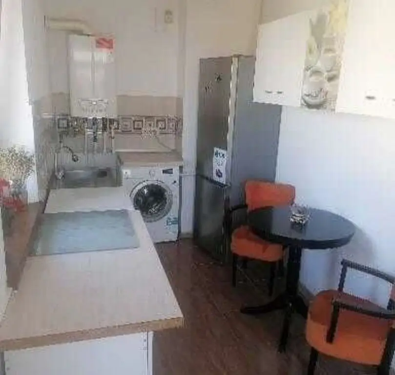 Vand apartament cu 2 camere, zona compozitori