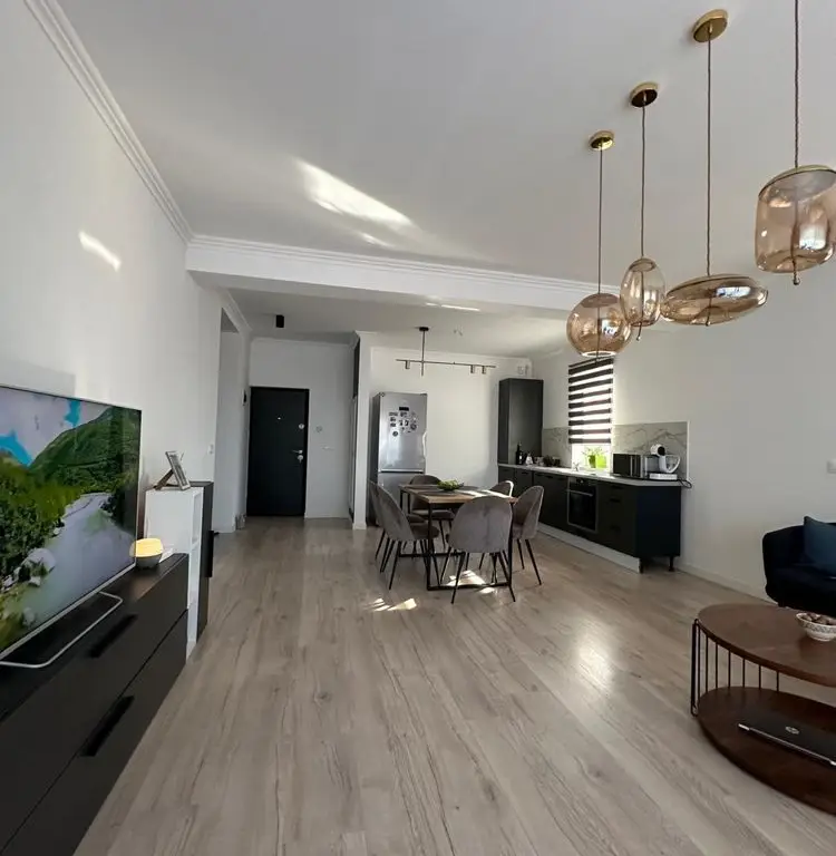 Vând apartament cu trei camere