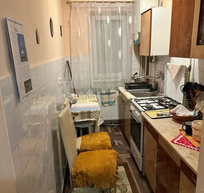 BRASADAS vinde ap 2 cam cu balcon etaj 2/3 Botizului.