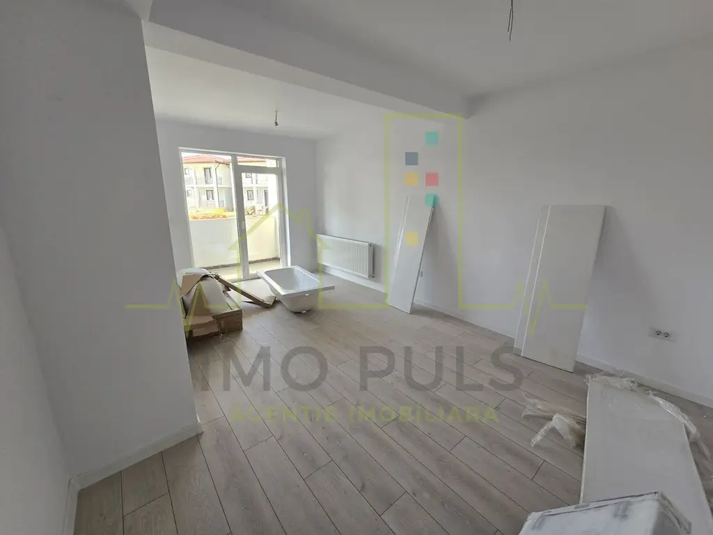 Apartament la parter cu balcon. Bucatarie separata. Loc de parcare