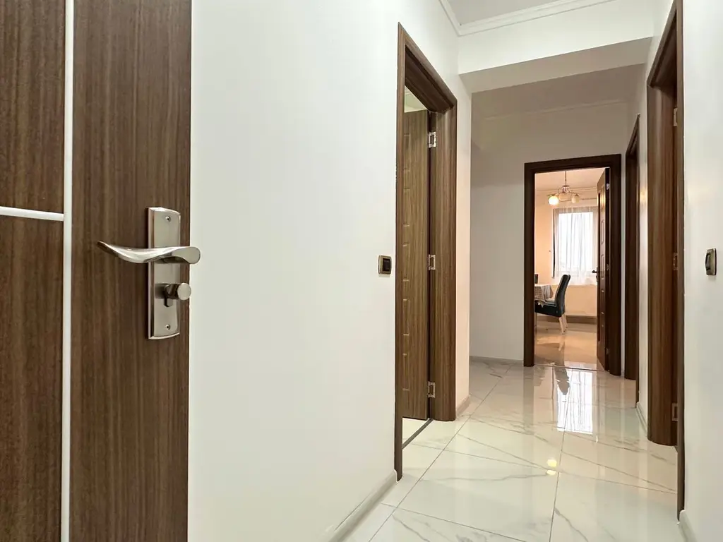 Vând apartament 3 camere 3 minute de Coresi complex ISARAN