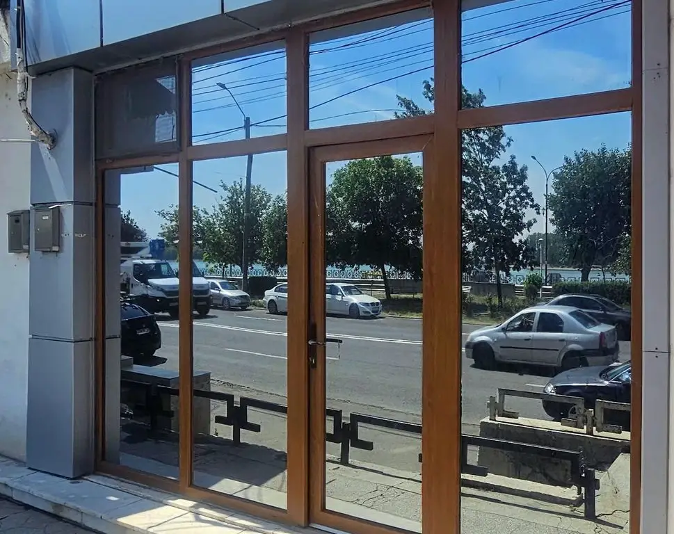 Spatiu comercial de inchiriat – 2 camere, 33 mp, zona Port