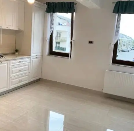 Vând apartament 3 camere 3 minute de Coresi complex ISARAN