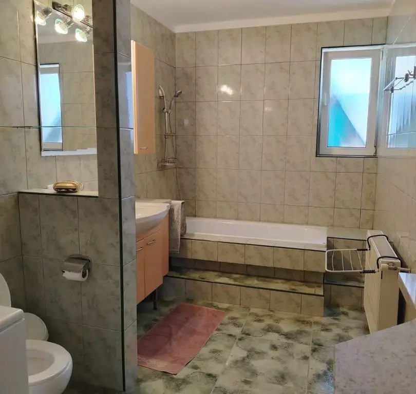 Apartament 3 camere de închiriat în vilă | 2 terase | Loc de parcare