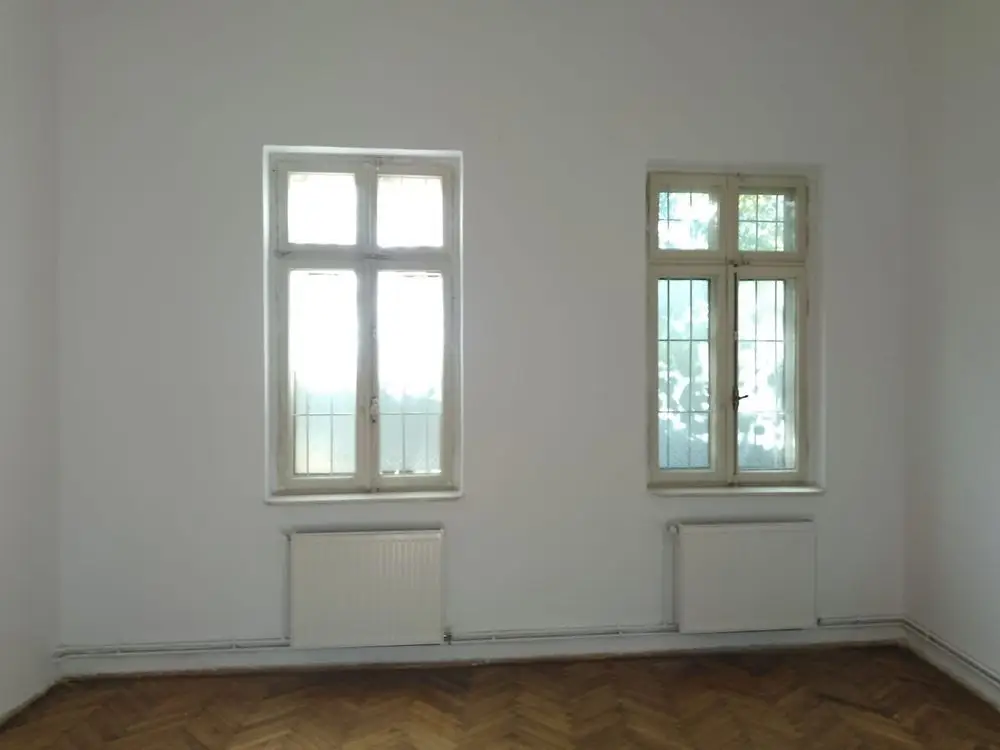 Inchiriez casa la curte in centru,zona Foisorul de Foc