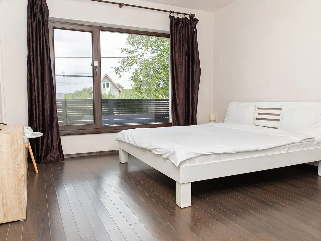 Vilă 5 dormitoare, 4 băi, 2 248mp teren, piscină. Preț: 229 000 E.