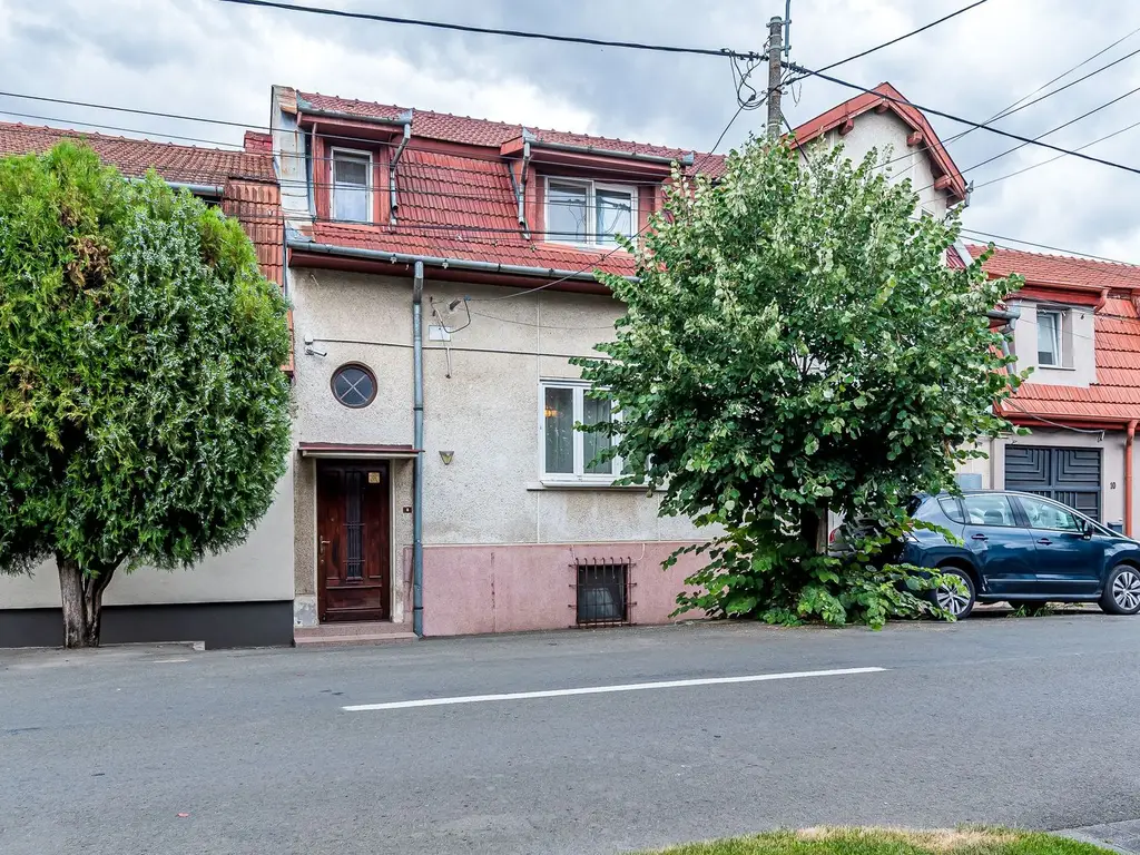 Casa Solida cu Mansarda in Zona Excelenta Parneava