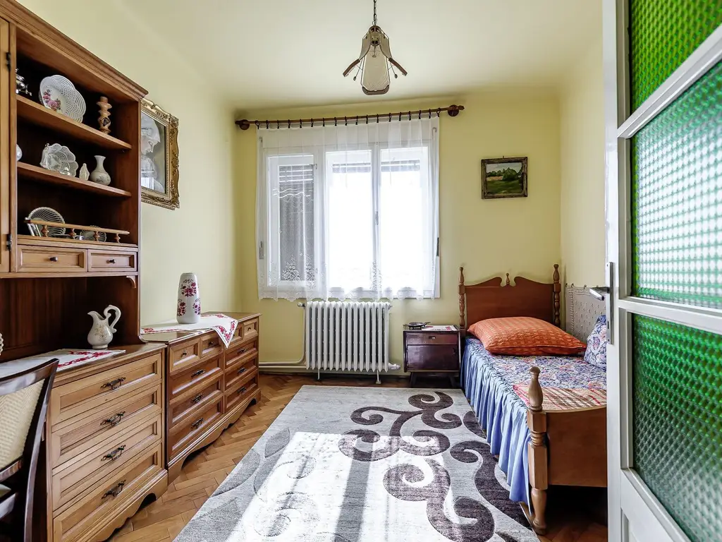 Preț NOU! Casa P+2 în zona centrală Chișineu-Criș