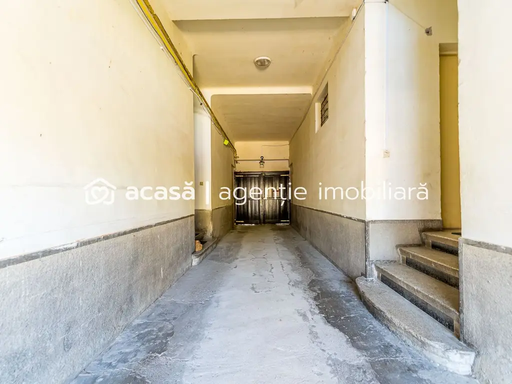 Apartament în centru cu acces auto și garaj propriu