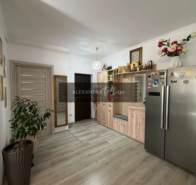 Apartament 3 camere, curte, boxa, parcare, Sub Cetate