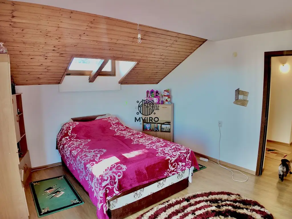 Casa de vanzare in Targoviste - 5 camere, 2 garaje, teren generos