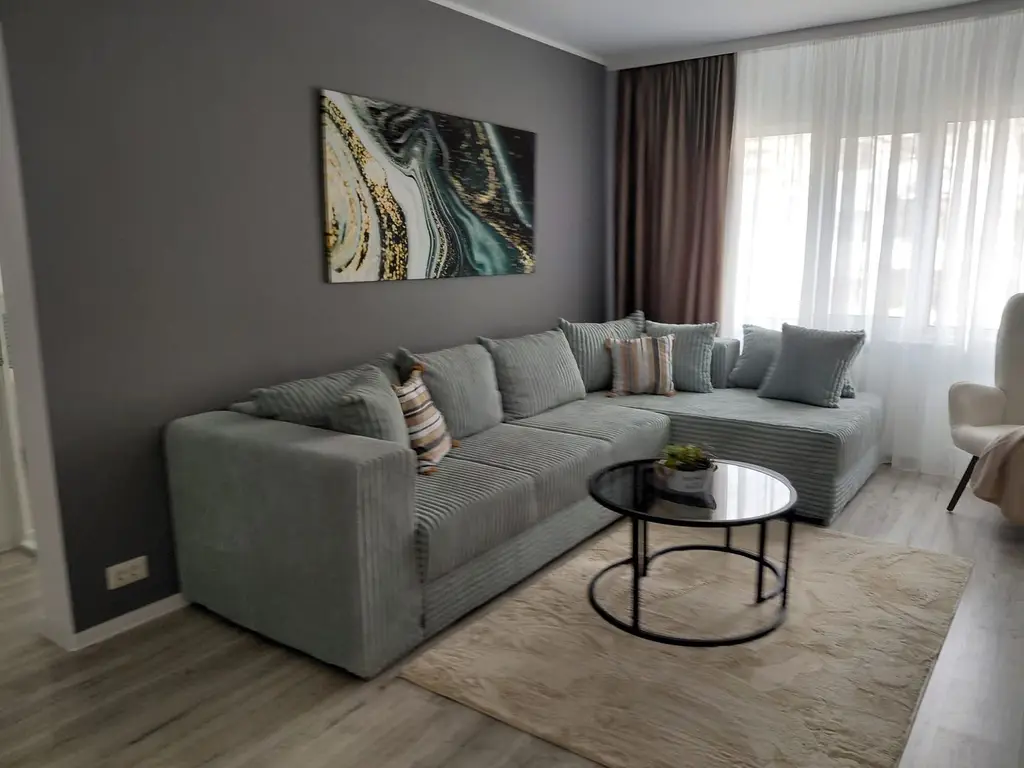 Vanzare - apartament cu 3 camere, Micro 16, renovat, mobilat nou