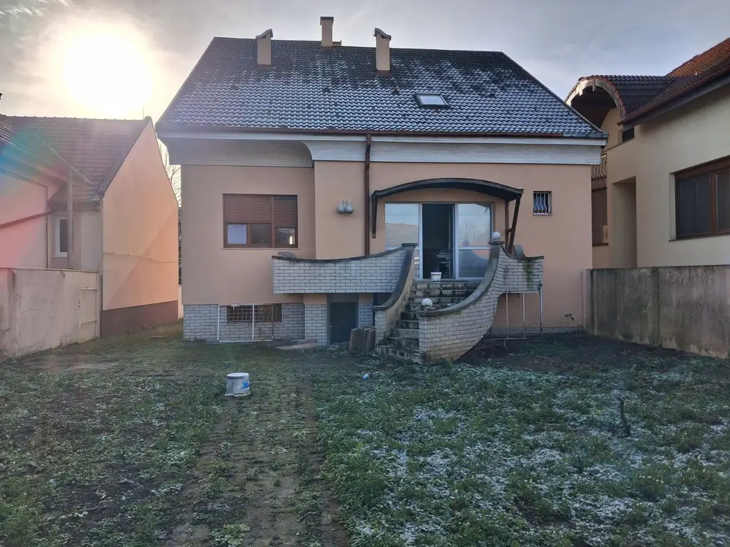 Casa RENOVATA partial 8 cam 6 ari 550mp garaj Ana Ipatescu.
