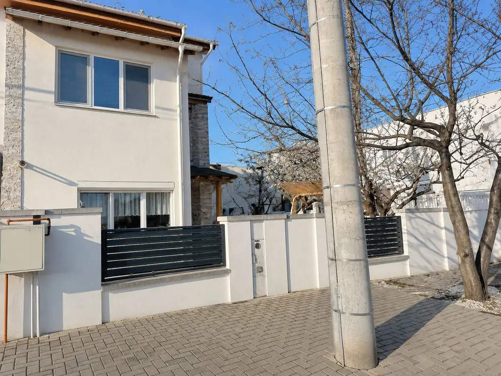Duplex Spațios cu 3 Dormitoare și Curte Amenajată