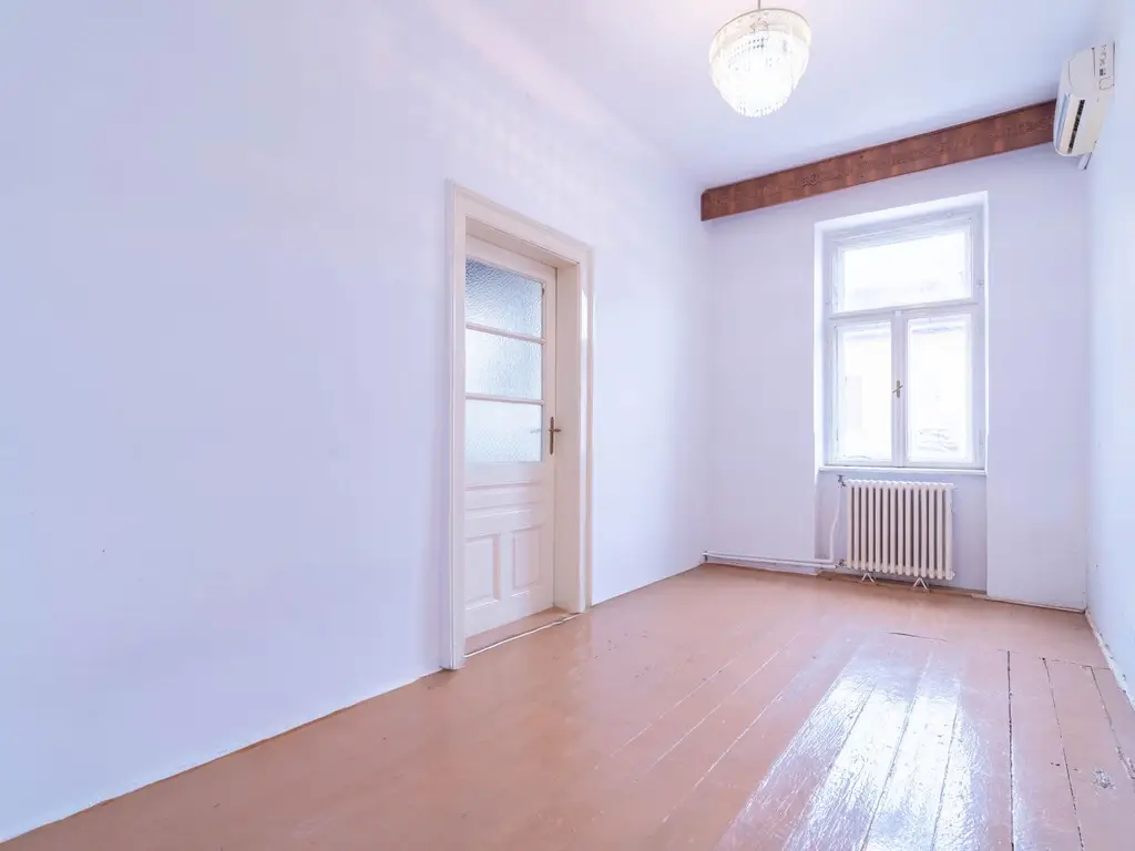 PRET NOU! Apartament la casă, ultracentral– curte proprie și garaj