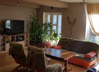 Casa individuala. 2 fronturi. Pozitie buna.
