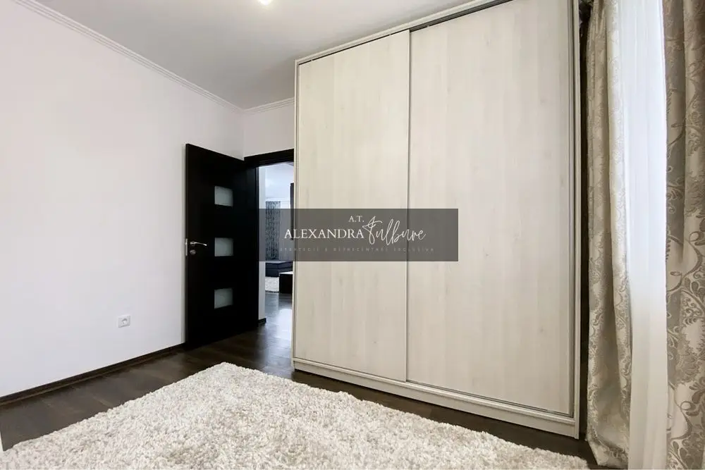 Apartament 3 camere, 2 balcoane, etaj intermediar, parcare.