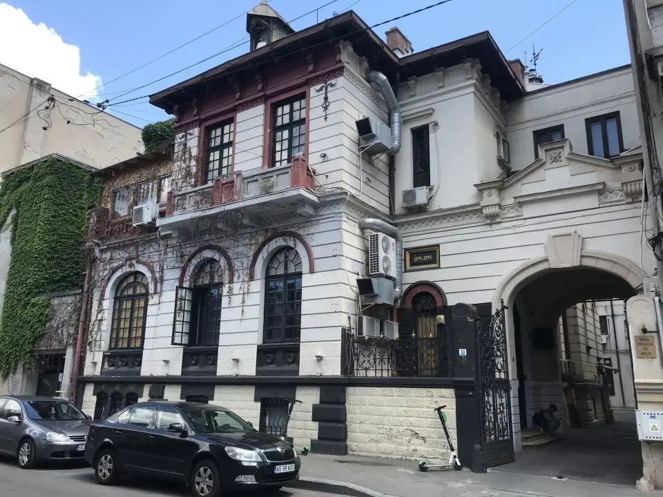 Ag BRASADAS vinde villa cu 20 camere Pta ROMANA.