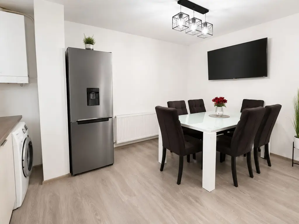 Duplex Spațios cu 3 Dormitoare și Curte Amenajată