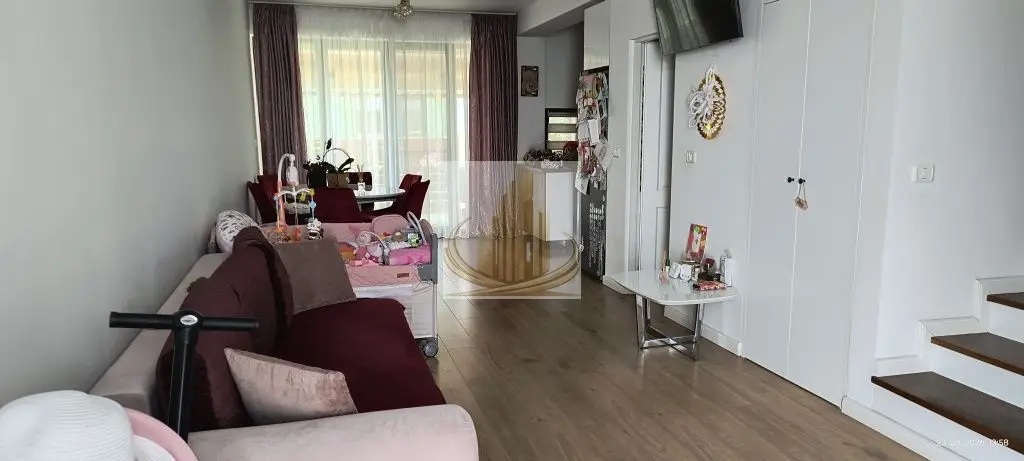 Casă înșiruită, 3 cam, 2 bai 80mp | Zona Cora Dumbrăvița |