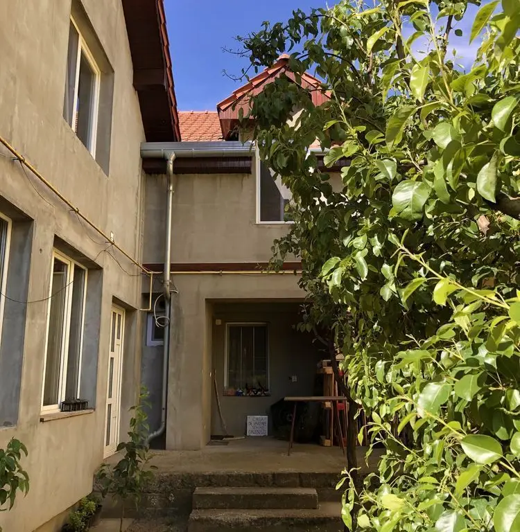 BRASADAS vinde casă cu etaj 8 cam 8 ari zona BOTIZULUI.