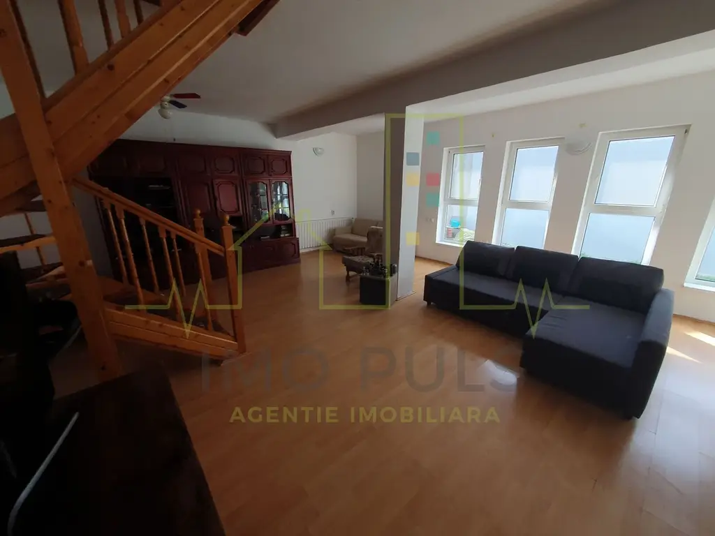 Casa individuala. 2 fronturi de pe 2 strazi (fata-spate)