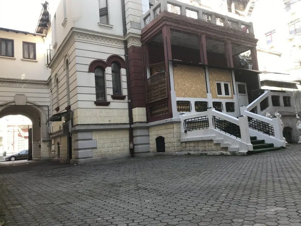 Ag BRASADAS vinde villa cu 20 camere Pta ROMANA.